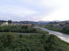 　流れる川は井田川です。井田川の氾濫によって八尾の町は高台へ高台へと移動していった、と聞きました。

　町には夕闇が迫り、いよいよスタートという感じになってきました。