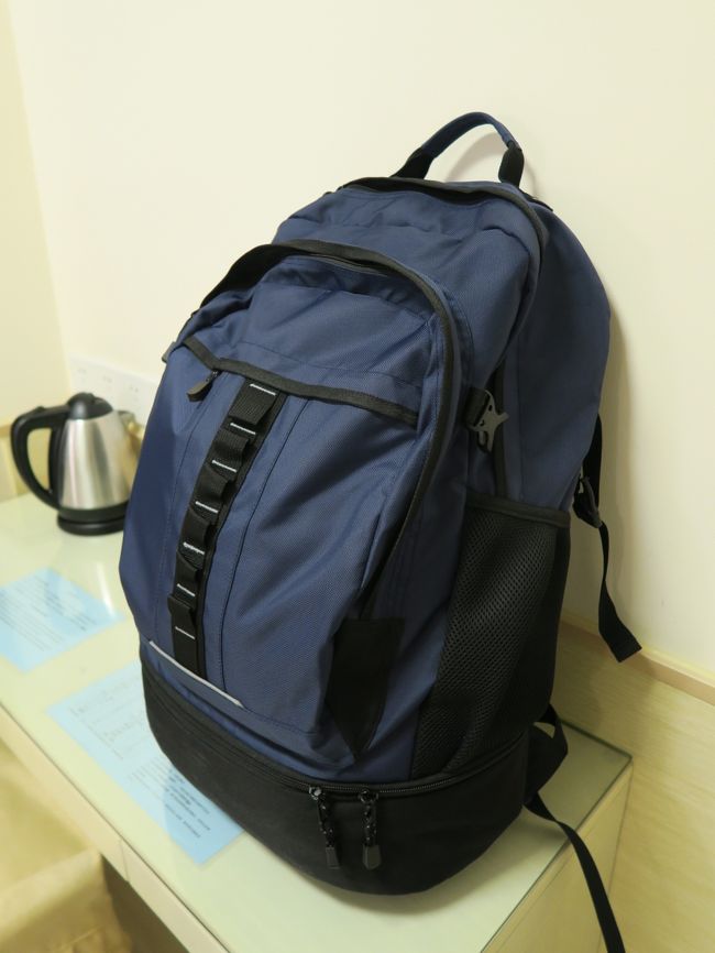 今回の旅の期間は1週間と長くないので、機内持込み手荷物のみで済むようにこのバックパックに収まるようにした。<br /><br />主にアウトドアショップでバックパック探しをしたのだが、結局イオンのこの35Lのものが使い勝手が良さそうで購入した。<br />2気室でレインカバー付き、ポケットが大きく便利なのに、街歩きでも違和感は少ないのだ。