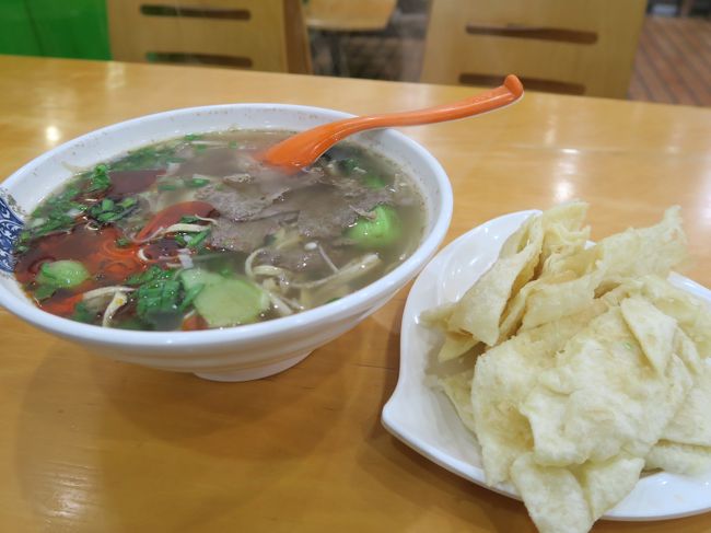 注文したのは「牛肉泡獏」（ニウロウパオモォ）。<br />上海ナビの情報は古いようで、18元となっていた。<br /><br />右の皿には軽く揚げたようなもちっとした小麦の皮らしきものが盛ってある。<br />つまりこれを適当にちぎってスープにひたして食べるようだ。