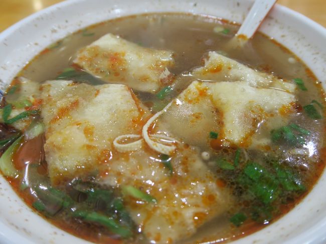 こんな食べ方で良いのかな？<br /><br />申し訳程度に麺も入っているが、麺の味はイマイチ。<br />でも、このもっちりの皮はなかなかいける。<br /><br />具もたっぷりでボリューム十分。<br />夕方に機内食を食べていたので、食べ過ぎなくらいだ。<br /><br />ちなみに中国東方航空の機内食もなかなか美味しかった。