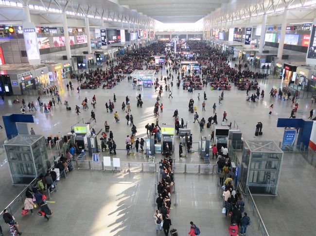 高速鉄道の待合室までは少し距離があり、待合室は広大だった。<br /><br />ここに入るのに手荷物検査でかなり待たされることがあるという情報があったが、手荷物検査機が増設されたのか、あまり待たずに入ることができた。<br /><br />1階の両側に改札口があり、2階は中央が吹き抜け、周りに飲食店が軒を連ねている。<br />物価の安い上海だがここの飲食店は外の2倍くらいする。<br />朝食はパンと飲み物で済ませた。