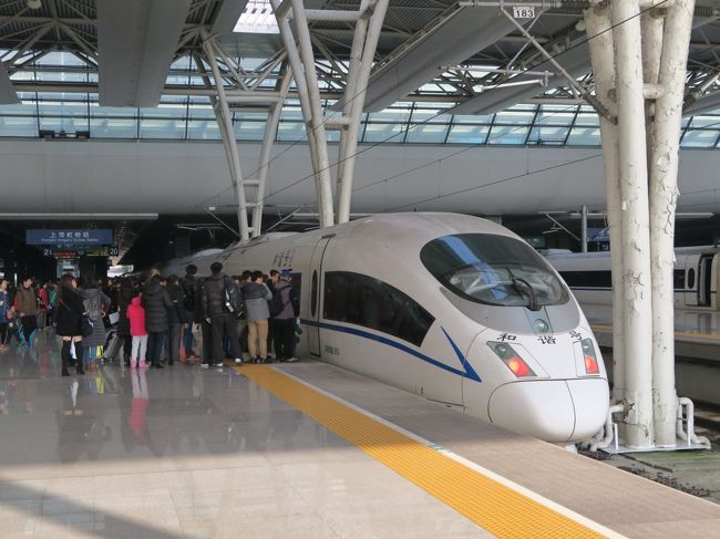 改札は発車10分前くらいにならないと通れなかった。<br />このシステムはちょっとあせることもありそうだが、乗り間違いを防げるメリットはあるようだ。<br /><br />ホームに下りてしばらくすると上海虹橋9：37発の新幹線が入ってきた。<br /><br />フォルムはドイツのICEに似ている。