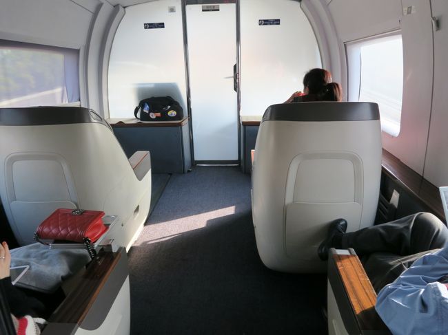 1等席だったが、左窓側2列目で、ビジネスクラス並に広い座席だった。<br /><br />30分前後の短い乗車時間だったが、リッチな気分だった。