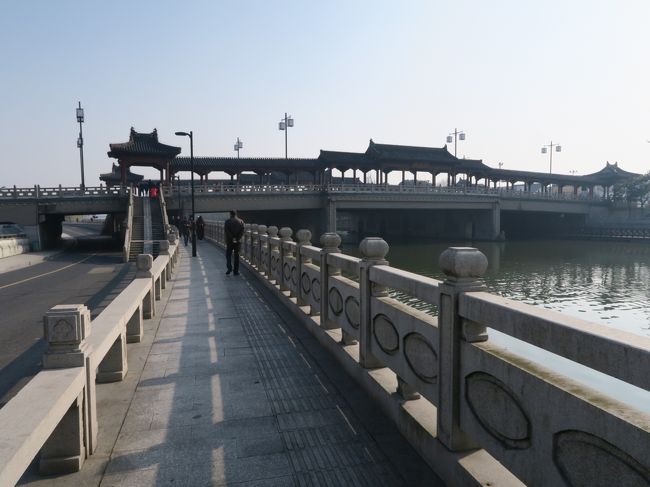 駅の南側の外城河に沿って東に歩くと、平門橋という橋にあたる。<br /><br />平門橋は広い車線と両側歩道の橋で、歩道部には木造の屋根が付いている。