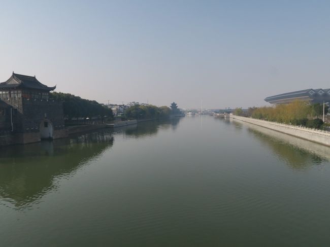 橋の上から歩いて来た方向を振り返ると、外城河の右側に蘇州駅、左側に城壁の水門が見える。