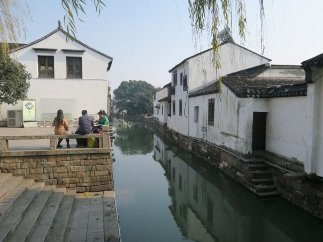 歩行者天国の通りを1軒挟んだ南側には水路が並行して通っている。<br /><br />「東洋のヴェネチア」とはいえ、ヴェネチアの水路の密度には程遠いが、それなりに風情がある水路である。
