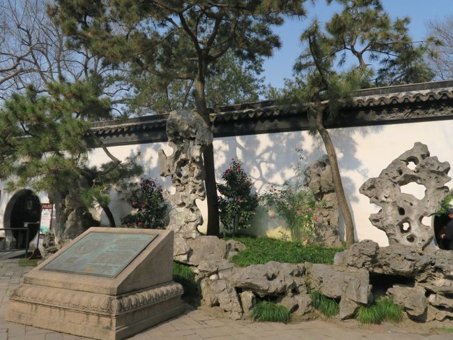 最初に入場したのは「拙政園」。<br /><br />入場料は70元と、他の庭園に比べるとかなり高額だ。<br /><br />世界文化遺産「蘇州古典園林」に登録される9つの庭園の中でも代表格の庭園である。