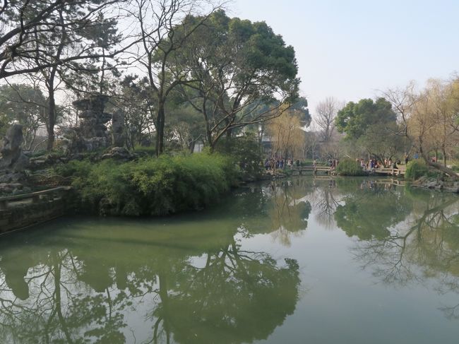 入場するとまず東園に出る。<br /><br />ここは東端の「芙蓉榭」横から西方向の池。<br /><br />拙政園は東園、中園、西園と大きく3つに分けられ、面積は東園が全体の約半分を占め、広々としている。<br /><br />「蘇州古典園林」に登録された庭園は公共事業ではなく、地元の名士により個人の趣味で建設されたものだというから、このスケールは凄いとしか言いようがない。
