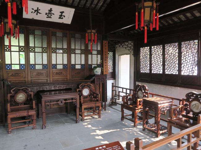 中園に移動して、「玲瓏館」。<br /><br />拙政園は、官界に失望した御史王献臣が故郷に戻り、明代正徳4年（1509）に唐時代文学者陸亀蒙の邸宅、元時代大弘寺だった旧址に庭園を建造したのだという。