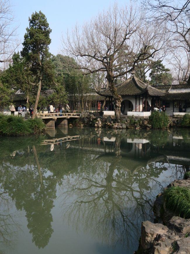 遠香堂付近から見た中園の池と「梧竹幽居」。<br /><br />梧竹幽居よりやや右側の回廊から西方向（写真とは逆方向）を見ると、北寺塔を借景として知られる風景が見られるのだという。<br />それは後になってわかったことで、この時惜しくも見逃してしまった。<br />天気が良かっただけに非常に悔やまれる。