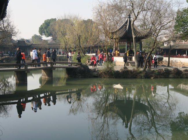 「荷風四面亭」とそこに渡る石橋。<br /><br />晴れたおかげで水面が鏡となって風景を映す光景が美しい。