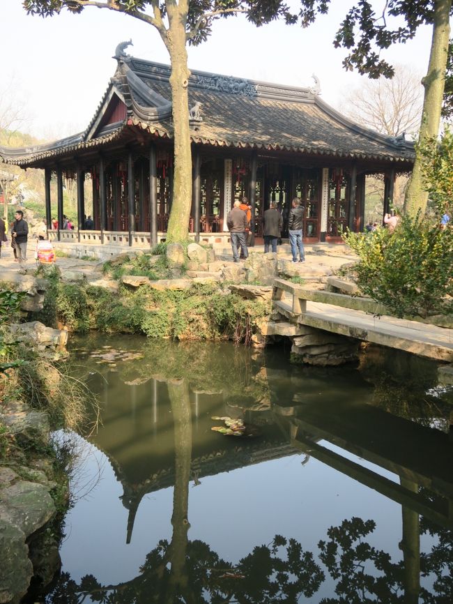 拙政園観光の中心的な位置にある「遠香堂」。<br /><br />めちゃくちゃ混んでいるかもと気にしていたが、観光に支障が出るほどではなくて良かった。