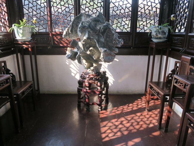 「松風水閣」に置かれた太湖石