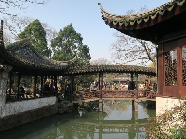 「小飛虹」という屋根付きの美しい橋。