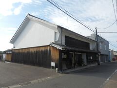 吉田家住宅主屋(旧小松屋)．十六銀行旧太田支店向かいに建つ．
宿場の旅籠だった建物．
幕末の建造，木造2階建，切妻造，瓦葺，国登録有形文化財．
今は休憩施設となっている．