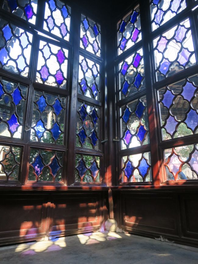 「鴛鴦館」は青紫のガラスと差し込む自然光が印象的。