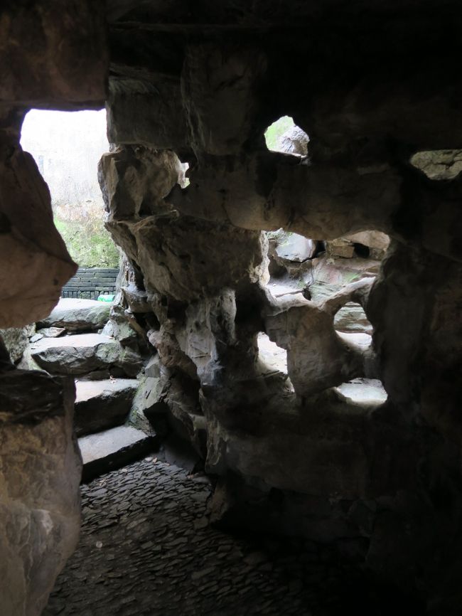 「鴛鴦館」近くにある太湖石のトンネル。