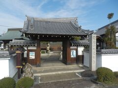 旧小松屋の2軒東隣が祐泉寺．
1474年創建，本尊聖観音の臨済宗寺院．
写真は表門．