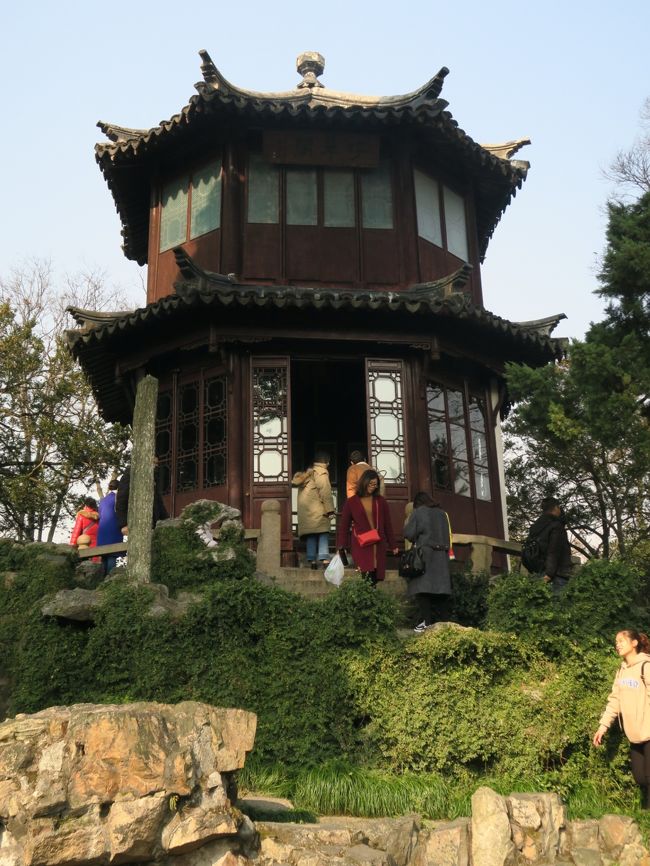 西園の高台に建つ「浮翠閣」。