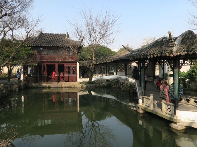 「与誰同座軒」から見る「倒影楼」（左）と波状回廊。