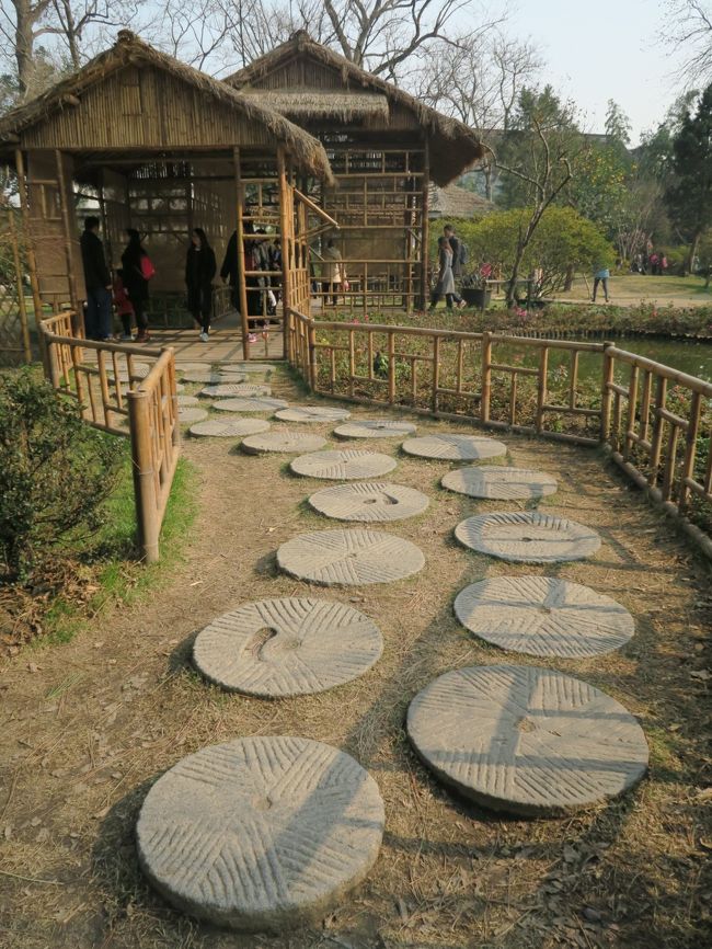 東庭にあった飛び石。<br /><br />日本の庭園には珍しくないが、この庭園には他に見当たらなかった気がしたので、新鮮に映った。