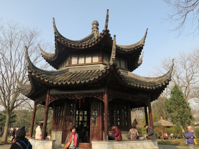 「天泉亭」。<br /><br />13：20頃、拙政園の見学を終えた。<br />見学時間は1時間15分くらいだったか。<br /><br />入場するのに待ち時間はなかったし、園路が渋滞するほどの混み具合でもない割には時間がかかった。<br />言いかえれば、それだけ見どころ豊富だったということになる。