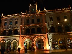 Estacao de Caminhos de Ferro do Rossio（ロシオ駅）

ライトアップされたロシオ駅はまるでお城のようだね。真冬の闇の中で照明が浮き上がるその姿は、絢爛豪華さが際立ちその存在価値が発揮されるような気がする。