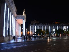 Praca Dom Pedro IV(ドン・ペードロ IV世広場）

左にある光の列柱の建物はTeatro Nacional D. Maria Ⅱ（マリアⅡ世国立劇場）。こういう類にはお国の著名人の名前がついていることが多いけど、歴史を知らないとどんな方だったのか？？？(;^ω^)
Praca Dom Pedro IV(ドン・ペードロ IV世広場）が正式名称だが、ロシオ広場の方が有名かな？
