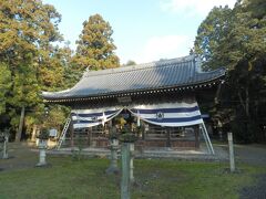 物部神社から北へ4㎞ほど，本巣市長屋の長屋神社へ．
16世紀の前半の創建，主祭神は建速須佐之男命など．
境内拝観自由，鳥居前駐車スペースあり．
写真は境内中に建つ舞殿形式の拝殿．