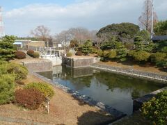 河川公園の中心施設の船頭平閘門．
明治時代に治水のため行われた木曽三川分流の工事により分断された木曽川と長良川を結ぶために作られた水路中に建設された両河川の水位差調整する設備．国の重要文化財に指定されている．
こういった施設では宮城県の石井閘門，富山県の富岩運河の中島閘門などがある．