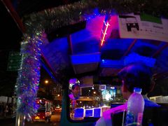 私たちのトゥクトゥクはこんな感じ。
ザ・タイのトゥクトゥク的なデコレーションが嬉しい、テンション上がります。