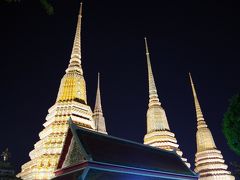 お次のポイントは　よっ　待ってました！Wat Pho！
涅槃仏像は内部には入れないので見れないですが、夜のライトアップされたWat Phoのキレイさといったら・・・