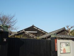 津島神社を出て駐車場に戻る．
鳥居を潜り東へ50mほど行くと重要文化財の堀田家住宅．
所在地津島市南門前町1丁目．
堀田家は津島神社の神官を由来とする家で金融業や酒造業を営んだ．
津島市が公開事業を進めている．
土日祝開館（年末年始は休み）．開館時間10:00～15:00．入館料\300．