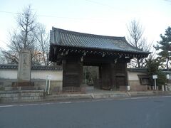 日本陶磁器センターから北東へ700mほど建中寺に．
まずは境内南向かいの建中寺公園に建つ総門．
1652年建造，三間一戸薬医門，両側築地塀附属，切妻造，本瓦葺，名古屋市指定文化財．