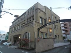 建中寺から北西へ700mほど名古屋市東区徳川の名古屋陶磁器会館．
1932(S7)年建造，鉄筋コンクリート造一部鉄骨造3階建，外壁スクラッチタイル貼，国登録有形文化財．