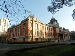 この旅も最終日となる．疲れが溜り調子が悪いので当初予定していたルートを大幅に削り，名古屋城界隈のみ散策とした．
まずは名古屋市市政資料館．2009年以来の訪問．
元々は名古屋控訴院地方裁判所区裁判所庁舎である．
所在地名古屋市東区白壁1丁目．
1922(T11)年建造，煉瓦及び鉄筋コンクリート造3階建，玄関ポーチ及び正面中央塔屋付，スレート葺，国重要文化財．