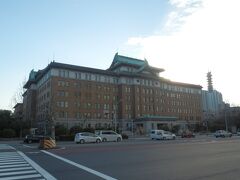 名古屋市役所の南隣は愛知県庁．
本庁舎は1938(S13)年の建造，鉄骨鉄筋コンクリート造，地上6階一部7階地下1階建，国重要文化財．
これも名古屋っぽい建物で前回は訪問時は国登録有形文化財だったかと．