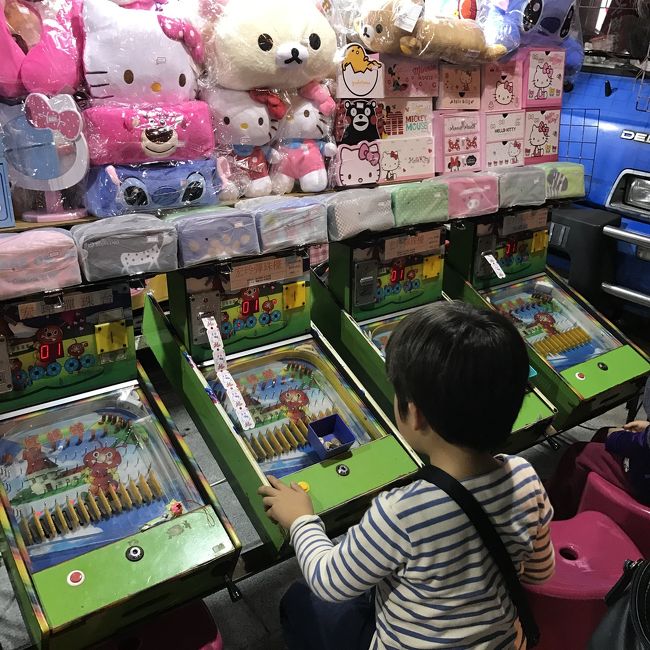 目的はこれ…息子がこれをやりたいとのことで寧夏夜市へ。<br />当たるとキティちゃんの紙が出てくるんだけど、依存度高いみたいね。笑