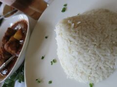 地球の歩き方に載っているローカルレストランを２つ行ってみましたがどれも汚すぎてお腹が心配。。。。
というわけで西洋人の多い　大丈夫そうなMonsoonというレストランにしました。
14:00でランチは終了です。ギリ入れました。
チキンカレーを注文