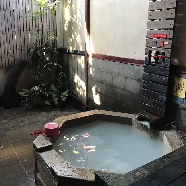 青硫泉。<br />アジアではこの辺りと秋田の2箇所にしか湧いてないんだってー。ほ、ほほぅ。<br />