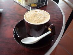現地の珈琲チェーン店
ホワイトコーヒーに入りました。
やっぱり、メニューの一番上を頼むべき？と思って頼んだホワイトコーヒー。
甘い！！！！！
