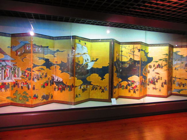 お昼食べて、国立古美術へ。<br /><br />南蛮屏風前でパチリしてしまいました…聞きたかったけど係員いなくて(>_<)