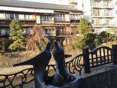 ひと休みしたら湯の街散策。
松川遊歩道。つがいのハトの下から吹き出しているのも温泉。