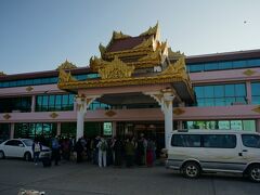 AM９：５０発の国内線でヘイホー空港へ向かう。
AIR KBZでフライト時間は４０分。