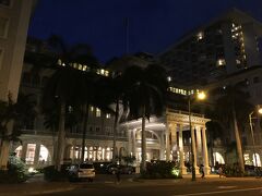 早朝まだ夜明け前にホテルを出ました。

前回のロイヤル・ハワイアンに続きホテルの高級モーニング

目指すはこちらワイキキ最古の憧れのホテル
「モアナ　サーフライダー　ウェスティン　リゾート＆スパ」
