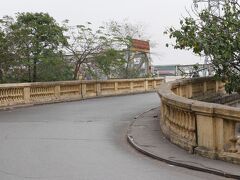 ■１２月１６日（金）

ツアーの市内観光後は、飛行機の時間まで自由行動です。
ホーチミン行きの飛行機に乗るためホテル前に１６時に集合です。
１５時にはホテルに着きたいので、自由行動できる時間は２時間です。

自由行動は、ばばが是非見たかったロンビエン橋の少し前で降ろしてもらいました。
橋へ上がる道路のガードレールがヨーロッパ調のコンクリートでした。

