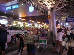 ホーチミンの空の玄関口、タンソンニャット国際空港に到着です。
外にでると、ハノイより１０℃ほど高い３０℃東南アジアに旅行にキターって感じ。