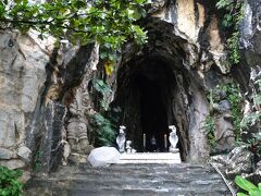ミーソン聖域を見られなかったのは残念ですが、代わりに五行山の仏像が安置された洞窟を見に行くことに・・・