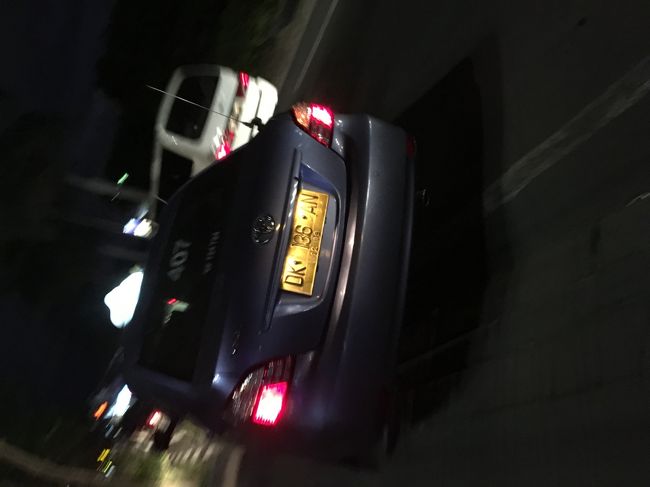 20時過ぎ　カルフールまで行くのに　ブルーバード以外のメータータクシーに乗りました　<br /><br />疑心暗鬼に　つくまで　ずっとメーター見てた。<br />普通　カルフールつくとエントランスまで入るのに　なぜか道路上でとまりました。<br />40000RP（400円位）ブルーバードと変わらへんわ<br />と<br />財布からお金をだしてメーター見るとなんと800000RP　(8千円！)　になってた20倍～<br /><br />やりすぎでしょ～！<br /><br />なんでやねん　そりゃないでしょ　とかとか言うと<br />ここは遠い　やら・・・<br />怒って５万RP渡しておりました<br />すんなり・・・　ちょっと怖かった<br /><br />だいたい　降り場があるのに外にとまるってね・・・<br /><br />このぼったくり　メータータクシー<br />メーターは　下の方についています<br /><br />エントランスまでいかないタクシーは要注意です。<br />カルフールやホテルなど　エントランスは　係員がいるので逃げれないからね！<br /><br />こんな　偽物メータータクシーなら　交渉タクシーの方がよほどいい。<br />クタ　スミニャック間なら5万RPでいけたし。最初は千円や10$など言われますが・・・断ると　最初の言い値でOK言われるし　後からやっぱりいくら　ってな卑怯な経験は　今のところありません。