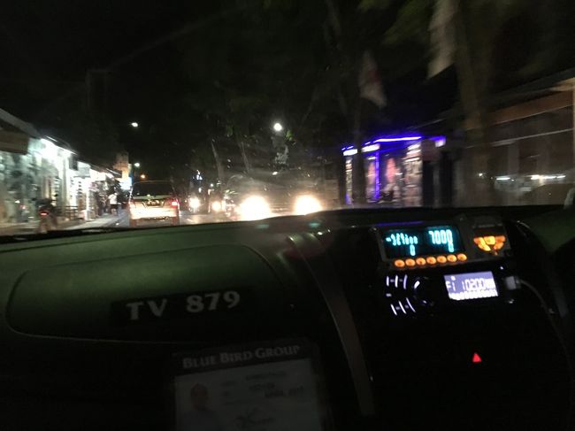 取りあえず　うすい水色ボディ止めて　フロントのBLUE BIRD　GROUPを確認するか<br />運転席のすぐ横にこの画像のメーターがついて　助手席に運転手の顔つき写真がはってます。<br /><br />夜は　あまり走ってないし　識別難しいので　止めてメータ確認して　違うならブルーバード？って聞いて断ればいい。<br /><br />夜はブルーバード　いないので<br />交渉タクシーも自分の納得価格ならいいと思います。<br /><br />クタスミニャックあたりしか知りませんが<br />交渉タクシー　乗る前に金額決めると　あとから因縁？つけてくることなく<br />スムーズです　途中でコンビニやサテ買う　でも柔軟に対応してくれたり・・・<br /><br />ほんとぼったくり値段から始まるので　私は500円しか払いたくない！<br />って思えば　それでOKな車にのればいい<br />スミニャック　～クタは500円と私は決めています<br />あと500円位足して　気持ちよくは　と思いつつ<br />バリの100～500円固執しております！<br /><br /><br />買い物にしても　タクシーでも　かなりな全ての事に値段交渉しないといけません。<br />数百円のお金ですがｗinnerになれたら　ちょっとアドレナリン！<br /><br />カルフールは帰り遅くても　ブルーバードが常駐しているので　安心です。<br />メインゲートは（道路側）交渉タクシーがいますが　左側の駐車場にブルーバードがいます。<br /><br />